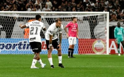 Corinthians perde em casa e se complica na Libertadores