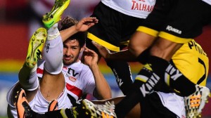 Pato se embola com zaga catarinense após finalização para o gol. (Foto: Gazeta Press)