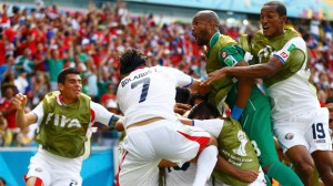 Costarriquenhos vão à loucura: time bateu a Itália e está nas oitavas de final da Copa do Mundo. (Foto: Reuters)
