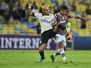 Fabio Santos em disputa de bola acirrada. Foto: Daniel Ramalho / Terra