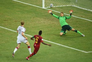 Gyan chuta cruzado para vencer Neuer e virar o jogo. Foto: AFP