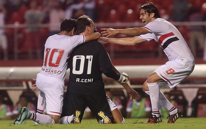 Rogério Ceni comemora seu gol com Ganso e Kaká. (Foto: Rubens Chiri)