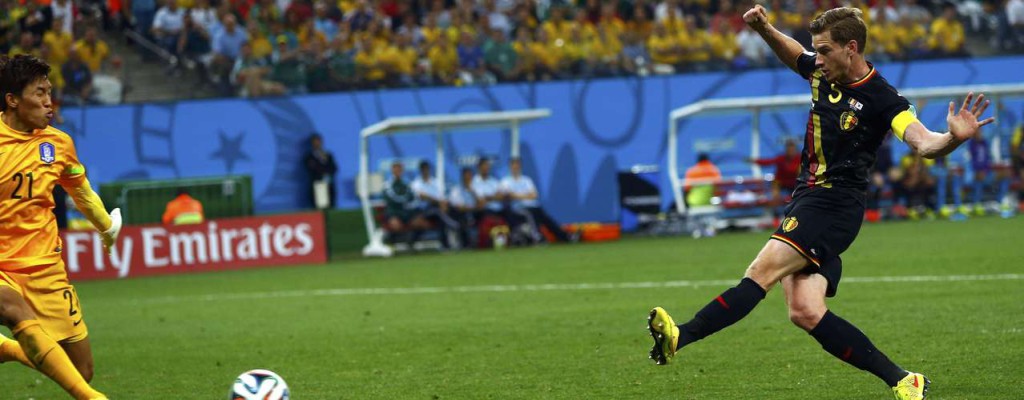 Vertonghen aproveita bola rebatida para marcar o gol da Bélgica. Foto: Eddie Keogh / Reuters